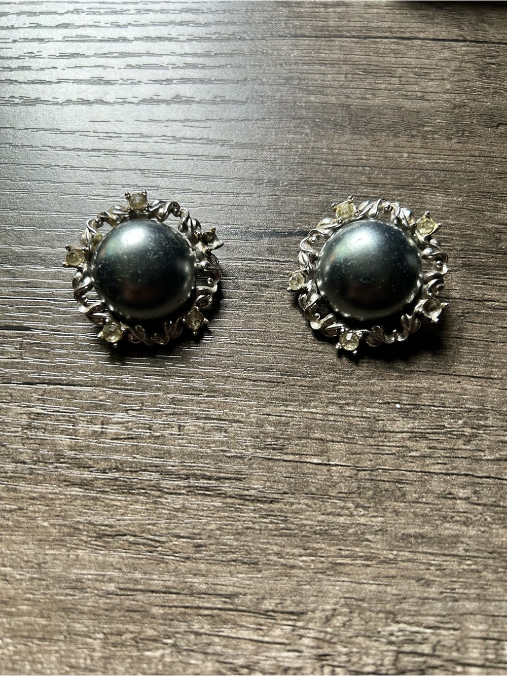 VTG BARCLAY Classic Silver-Tone Black Fake Pearl Clip Earrings. AS IS